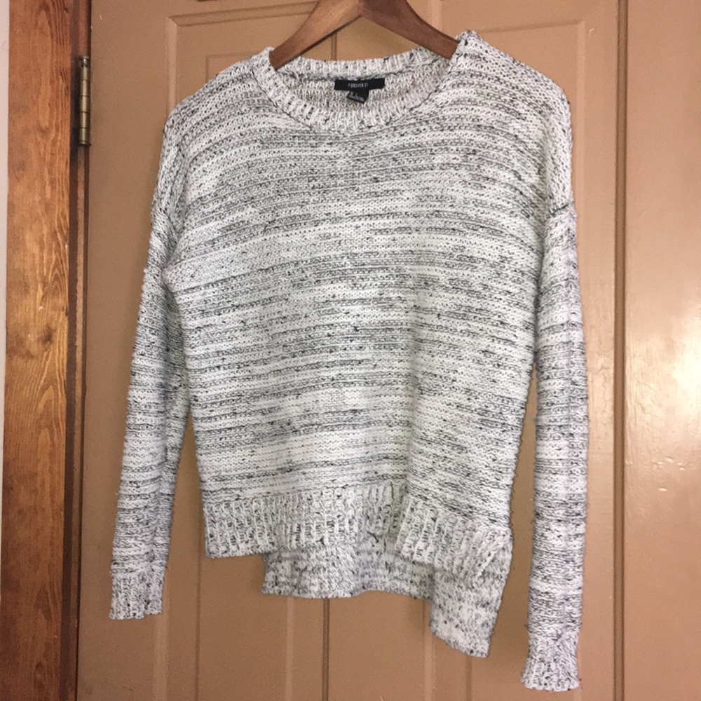 Light gray knit sweater/long sleeve